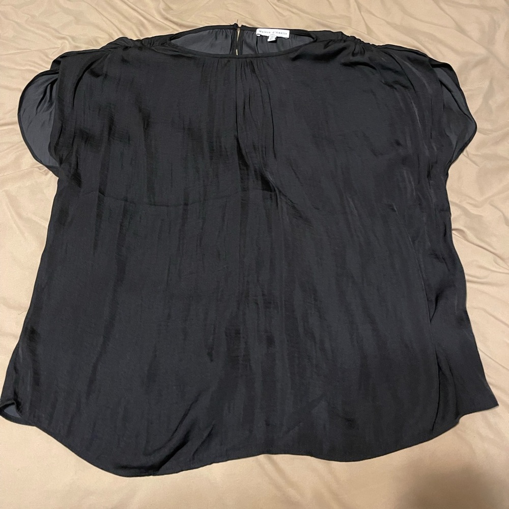 *Never Worn* Black silky short sleeve blouse